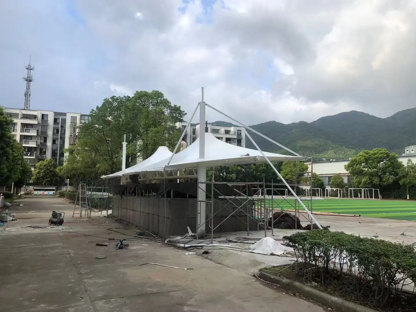 2026年贵州凯里停车棚球场棚改造纪实：老旧雨棚换新，运维压力怎么降